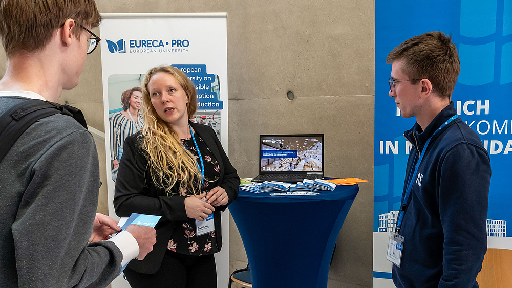 Austellende und Besuchende am Stand der Europäischen Hochschulallianz EURECA-PRO.