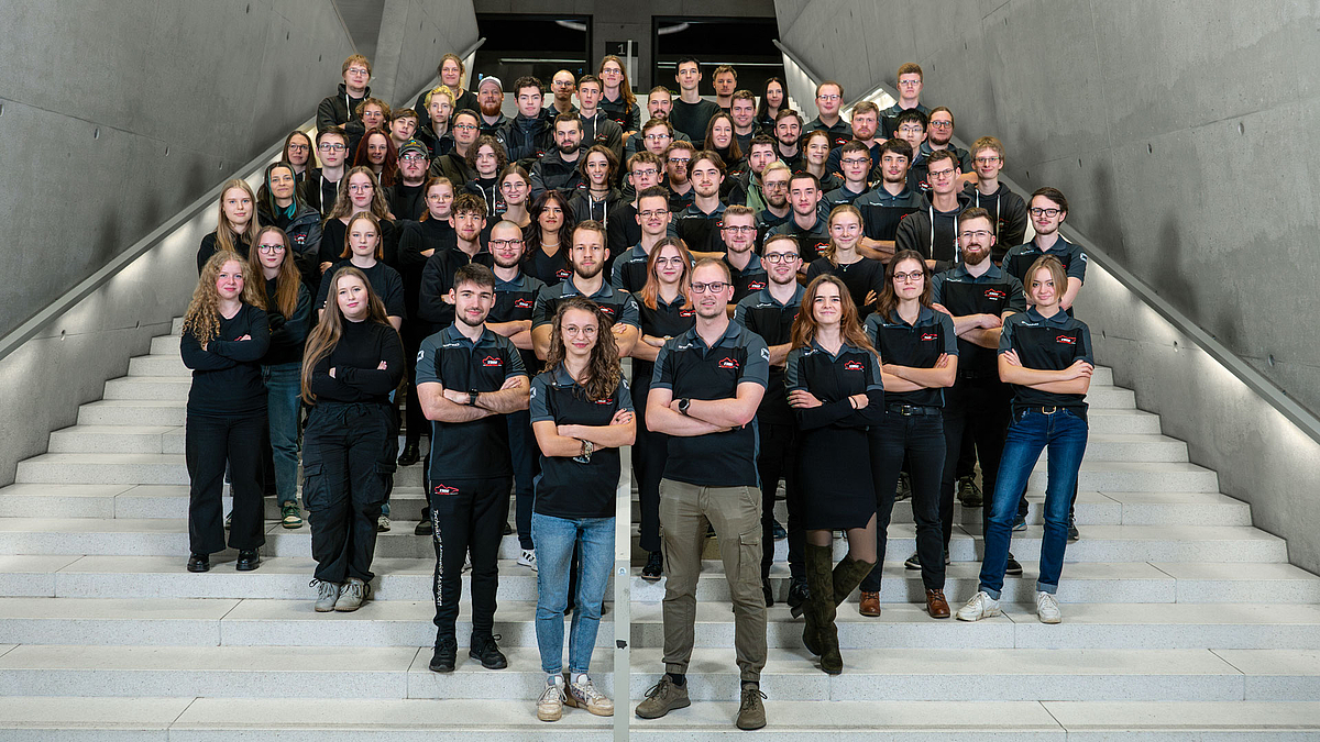 Gruppenaufnahme auf einer großen Treppe