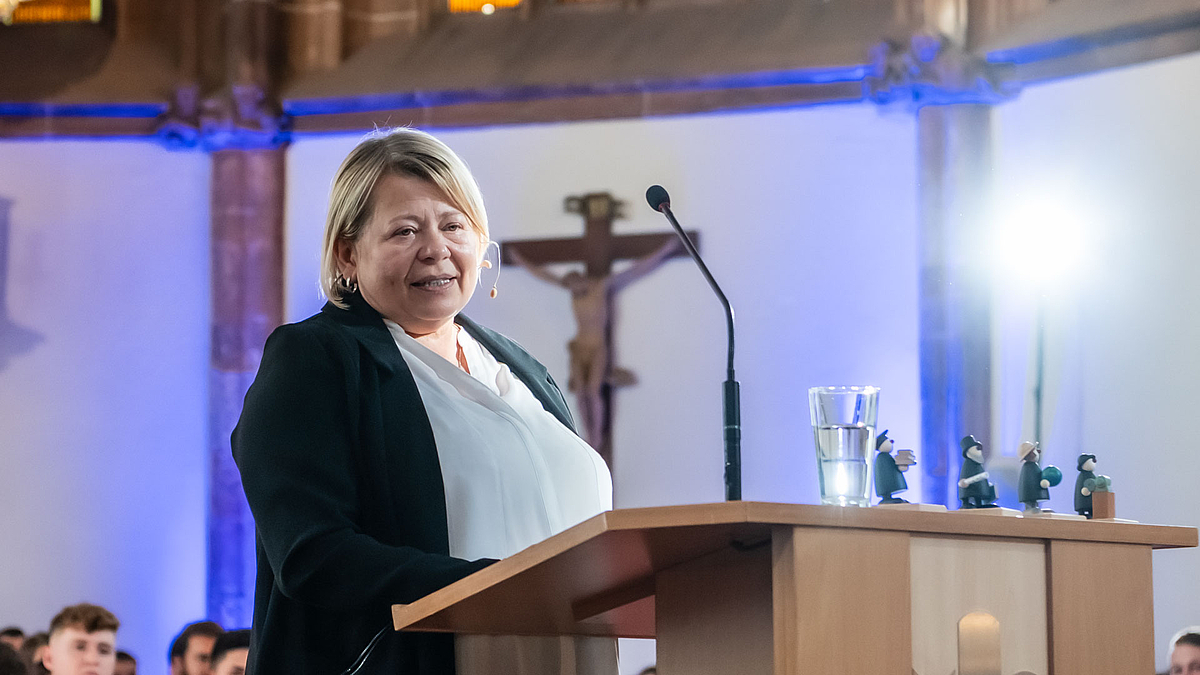 Festrednerin Dr. Sabine Hückmann in Bluse und Blazer am Rednerpult