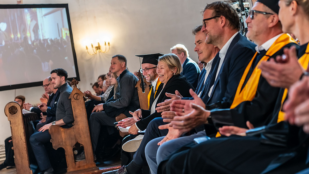 Reihe 1 im Kirchenschiff mit Festrednerin, Oberbürgermeister und anderen bei guter Stimmung