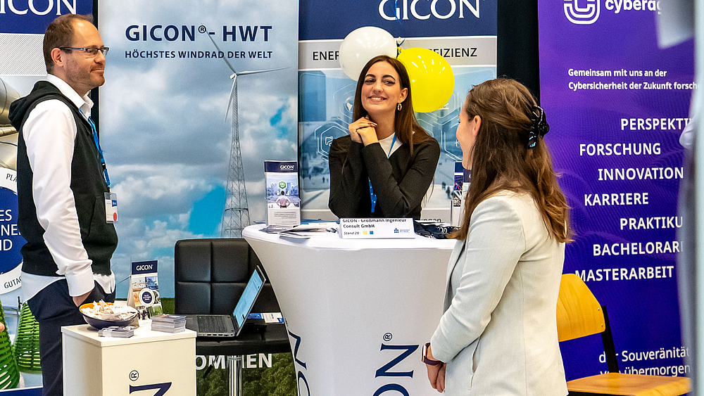 Austellende und Besuchende am Stand der Firma Gicon