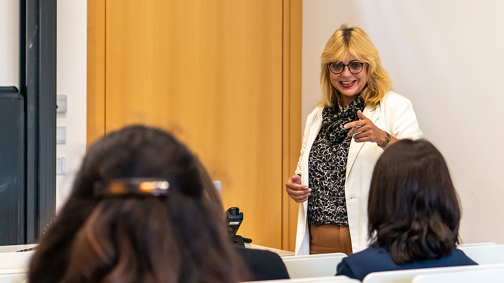 Referentin Undine Schmalfuß vom Institut für Mittelstandskooperation der Hochschule Mittweida MIKOMI beim Vortrag.