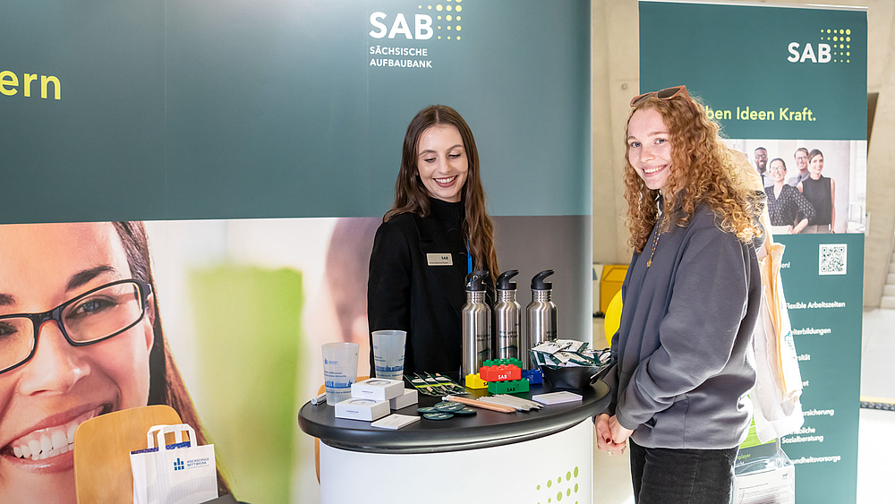 Vertreterin der Sächsischen Aufbaubank SAB im Gespräch mit einer Standbesucherin.