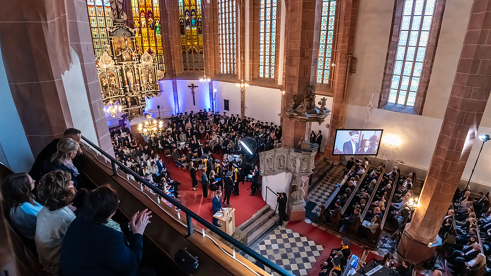 Blick von oben ins Kirchenschiff